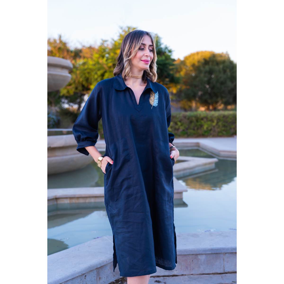 Blouze bleue brodée à la main pour un style unique et chic
