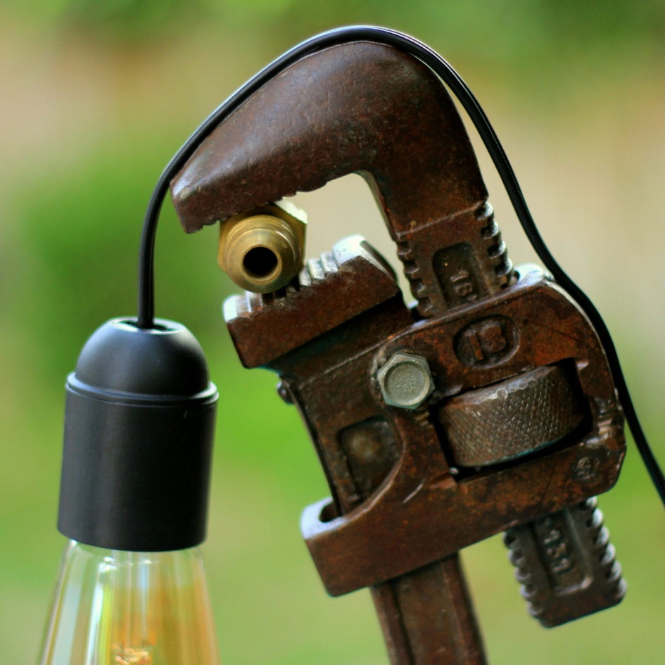 Lampe clé à molette design unique pour un éclairage rustique