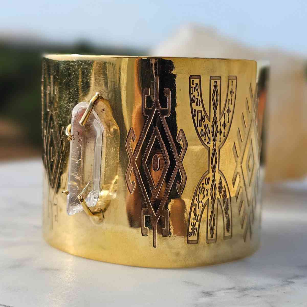 Manchette Amazigh Amestan Cristal de roche en cuivre plaqué or 18 K