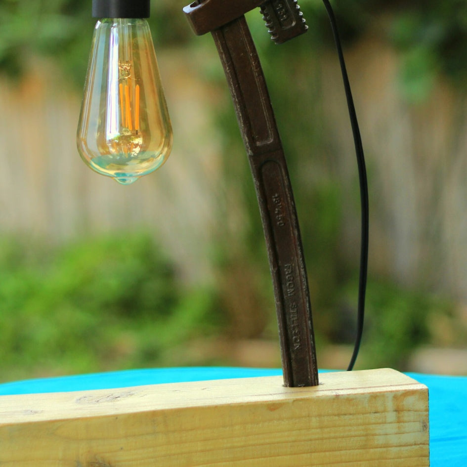 Lampe clé à molette design unique pour un éclairage rustique