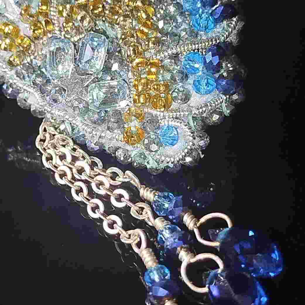 broche élégante en cannetille et cristaux pour un look unique