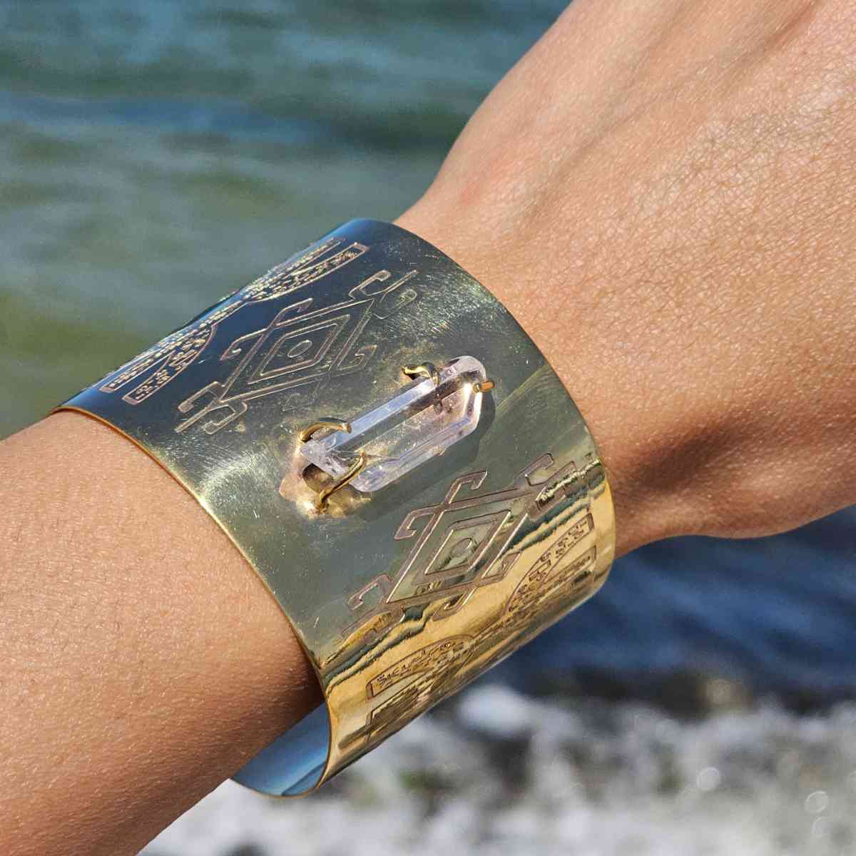 Manchette Amazigh Amestan Cristal de roche en cuivre plaqué or 18 K