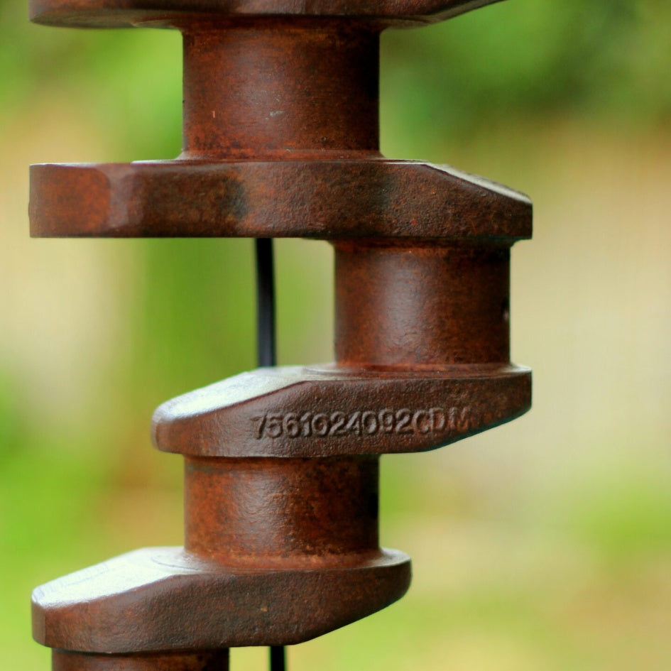 Lampe industrielle unique en vilebrequin moteur pour un style rustique