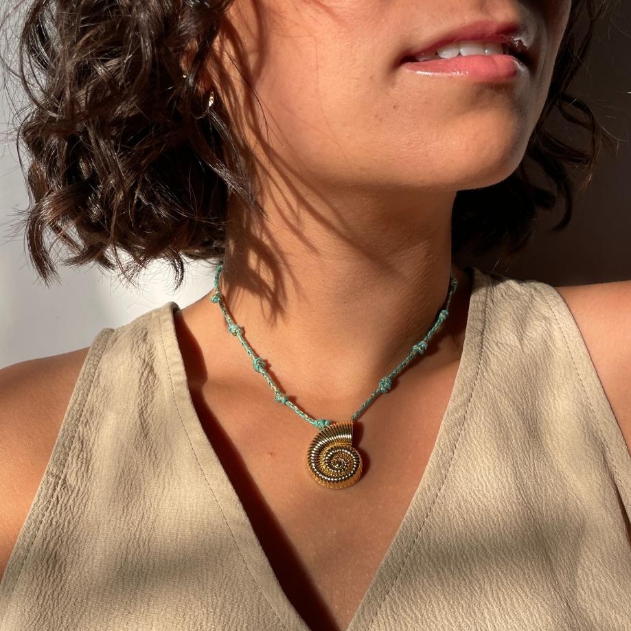 collier coquillage doré artisanal pour un look estival unique