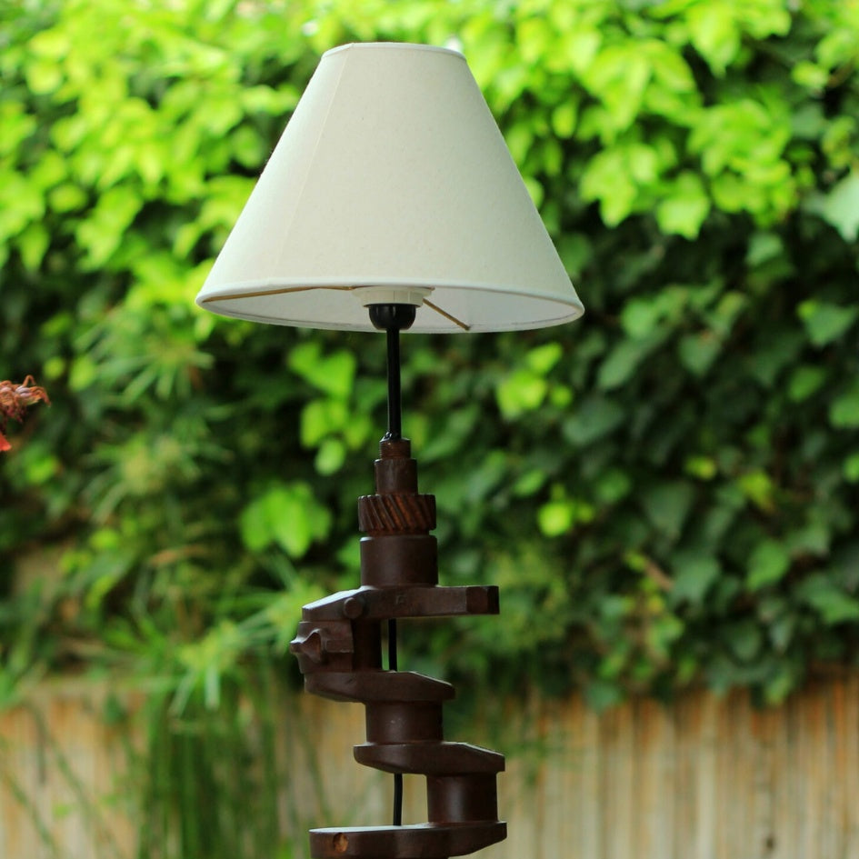 Lampe industrielle unique en vilebrequin moteur pour un style rustique