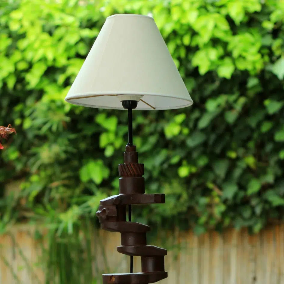 Lampe industrielle unique en vilebrequin moteur pour un style rustique