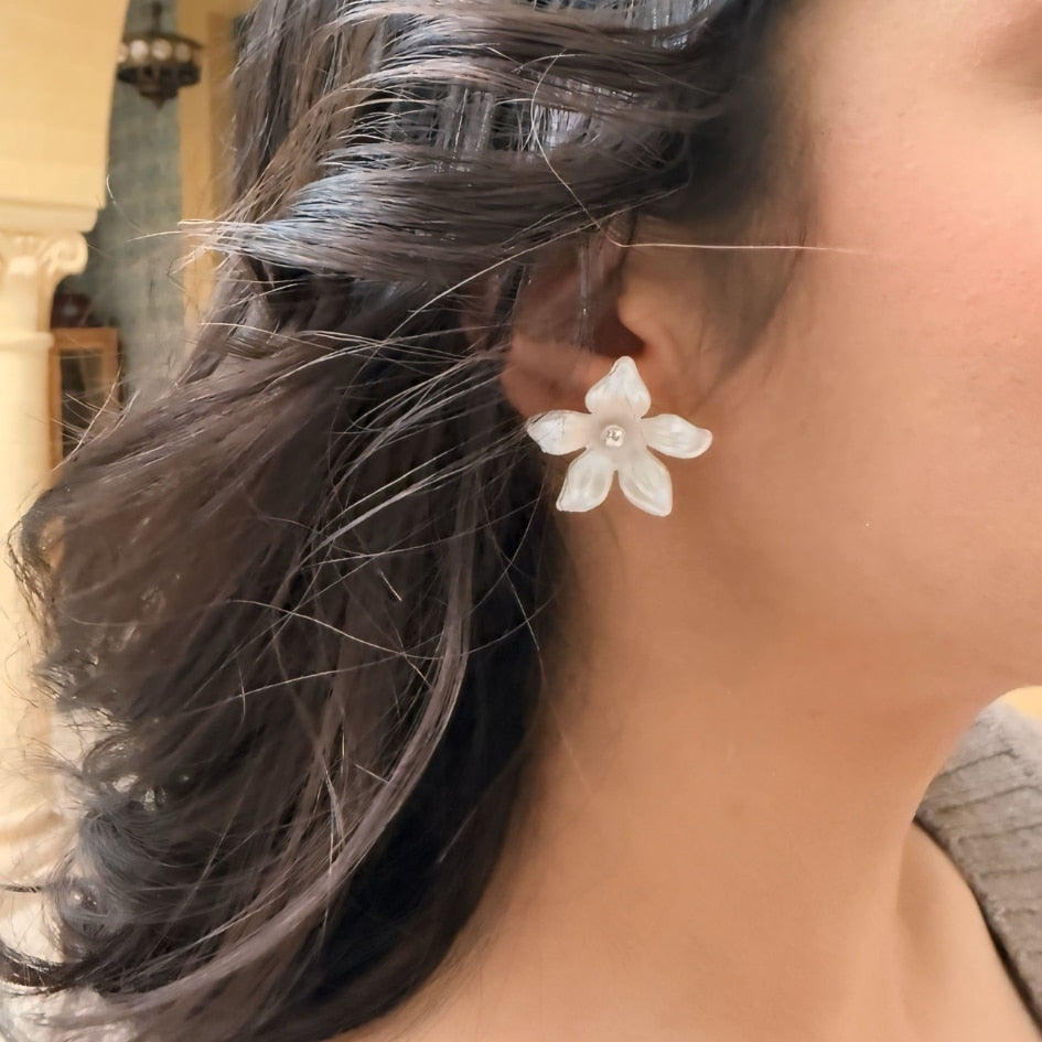 Boucles d’Oreilles Artisanales en Forme de Fleur – Élégance Intemporelle