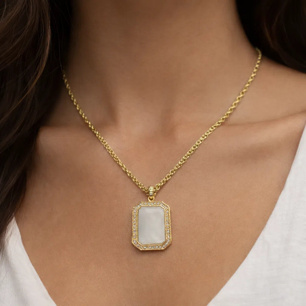 Collier avec pendentif nacre en acier inoxydable de qualité