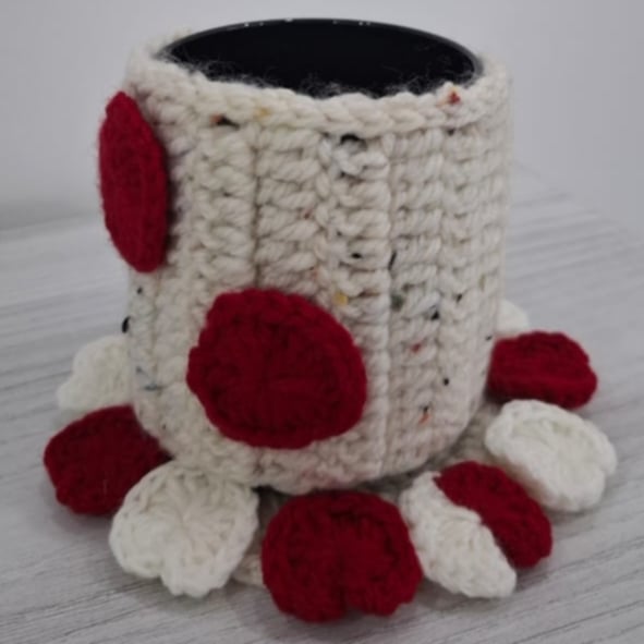 Mug cosy en crochet couleur blanc cassé et rouge avec sous tasse