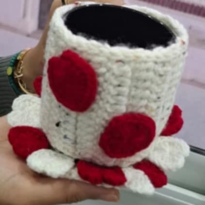 Mug cosy en crochet couleur blanc cassé et rouge avec sous tasse