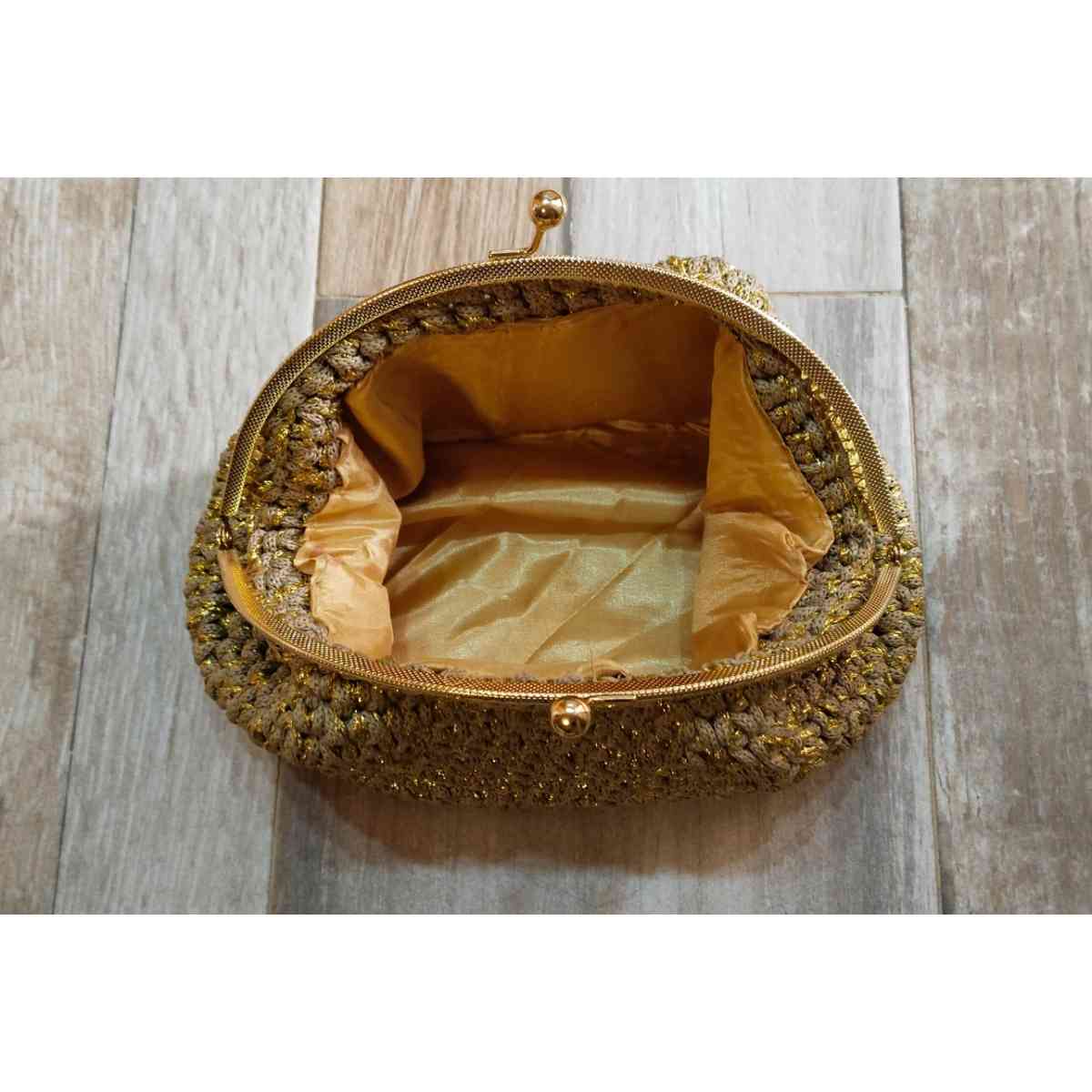 pochette beige doré élégance intemporelle pour un style unique
