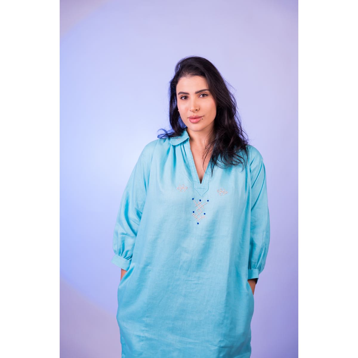 Blouse lin bleu ciel brodée en soie pour un style unique
