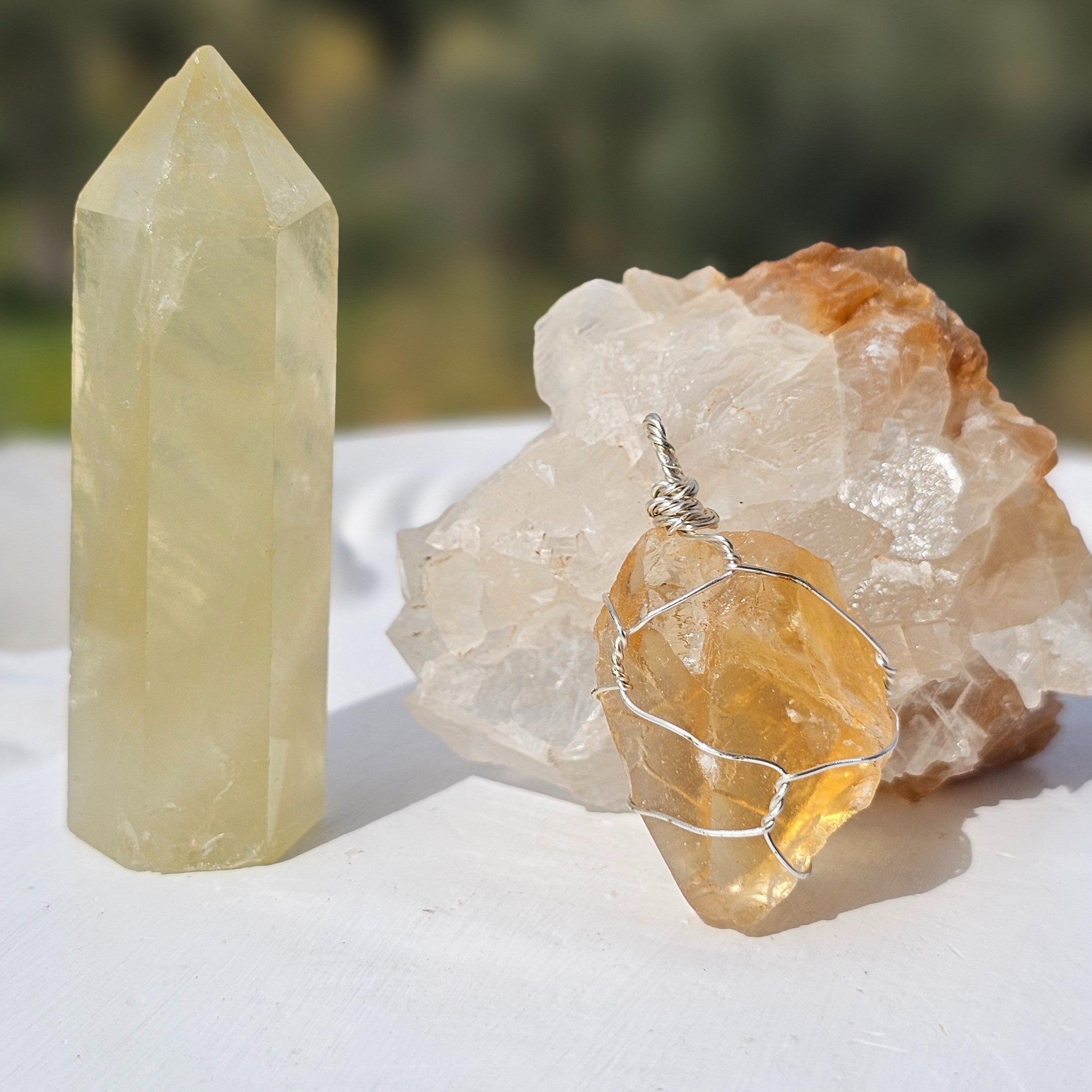 pendentif citrine brut entouré d'acier inoxydable pour énergie et style (sans chaîne)