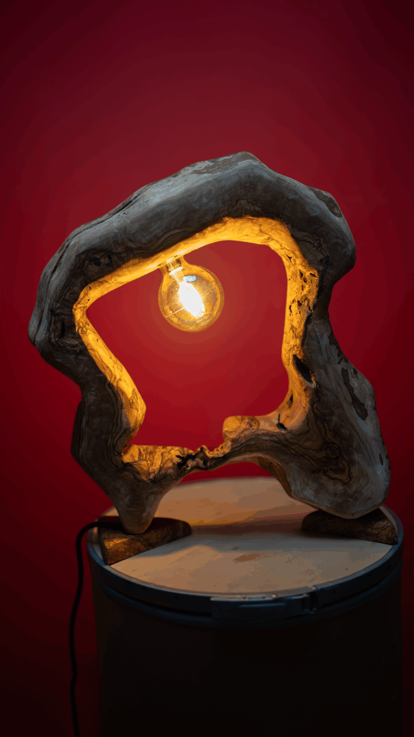 lampe bois artisanale en olivier unique pour un intérieur accueillant