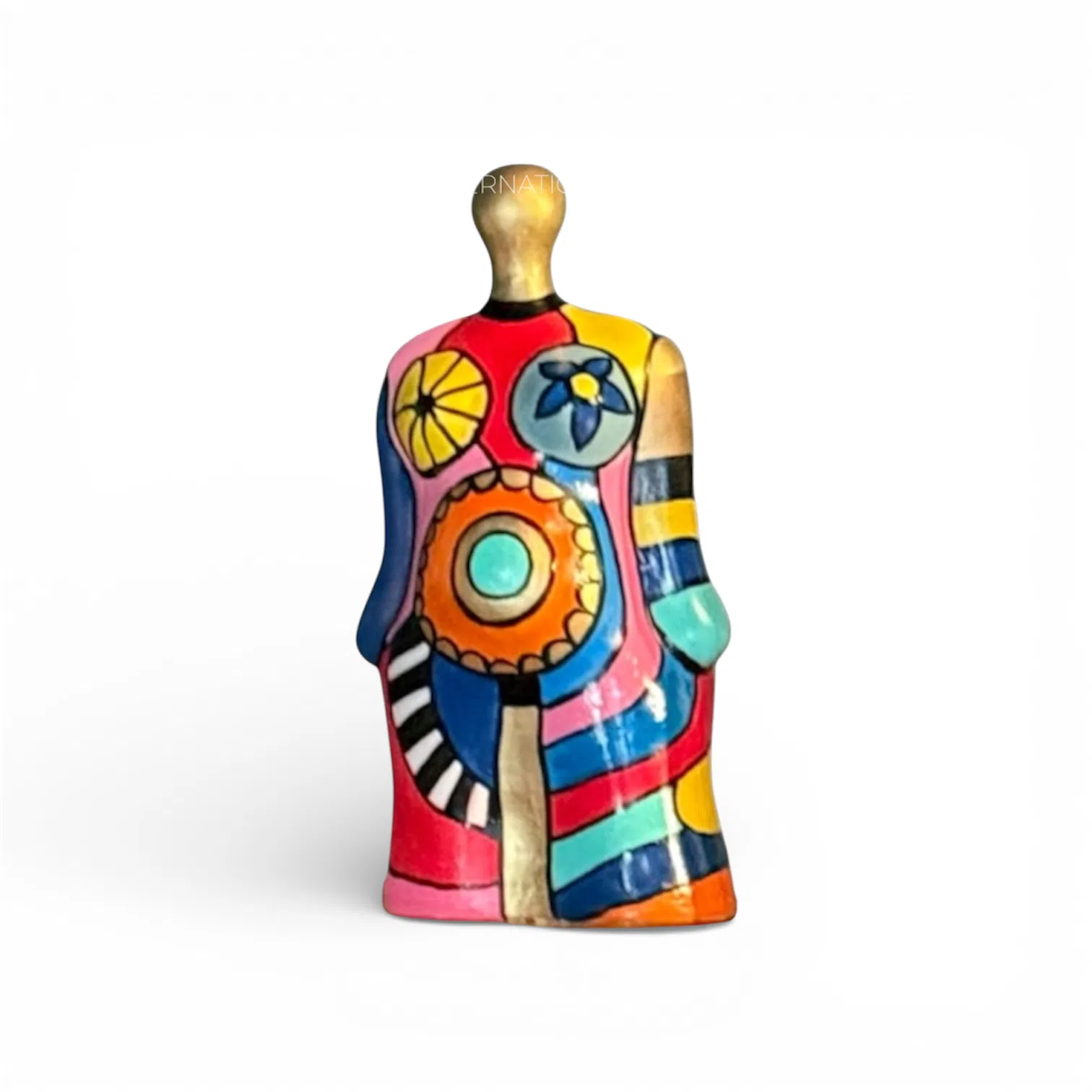 Sculpture colorée avec tête dorée en hommage à Niki de Saint Phalle