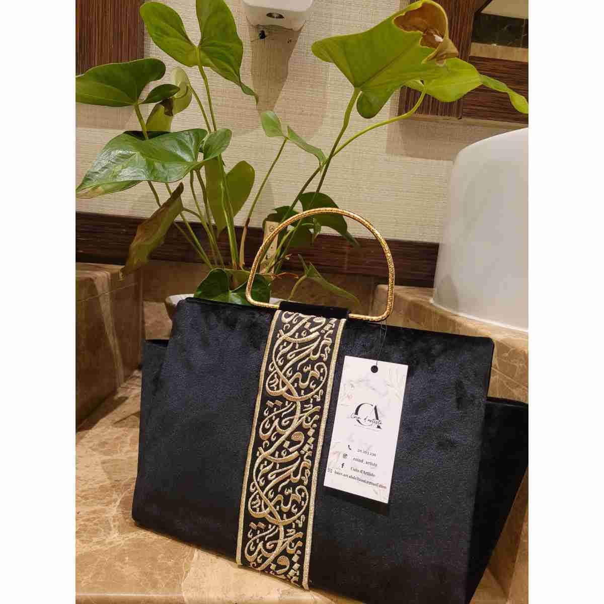 sac noir calligraphie élégant pour un style unique et raffiné