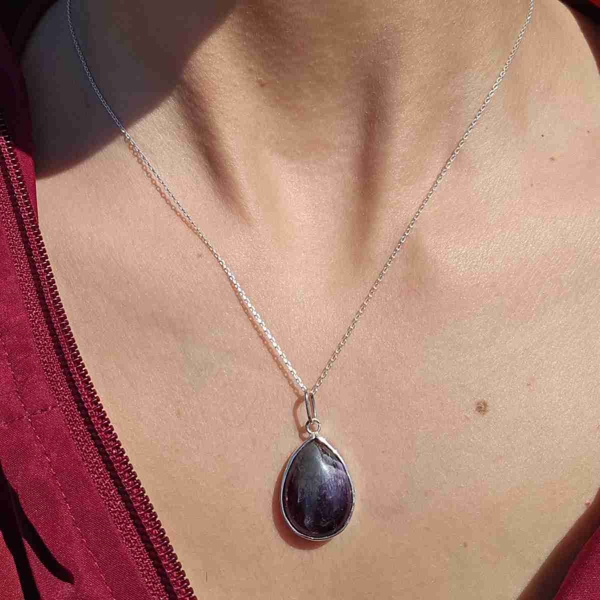 collier en argent 925 sublimé par un pendentif Améthyste naturelle sous forme de goutte