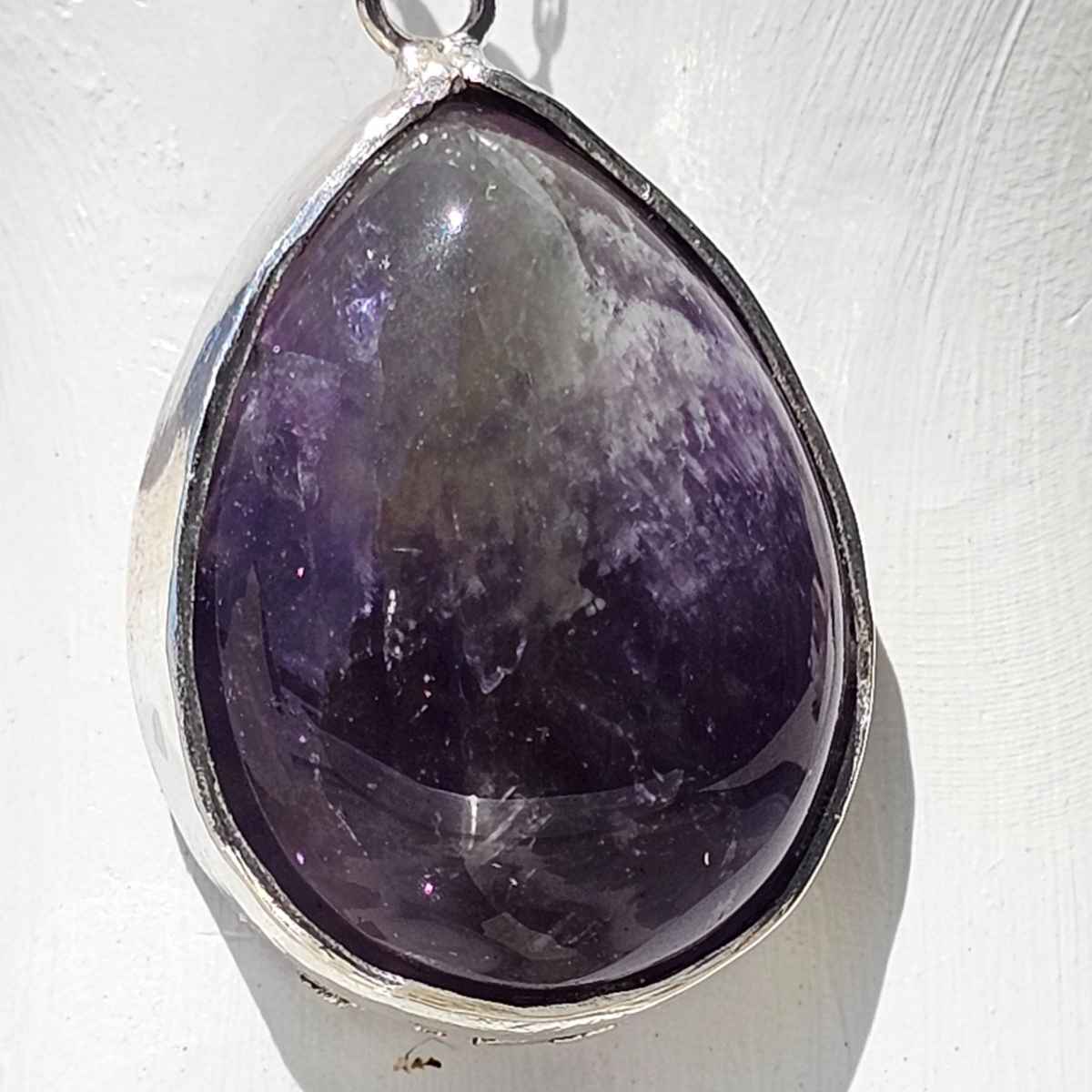 collier en argent 925 sublimé par un pendentif Améthyste naturelle sous forme de goutte