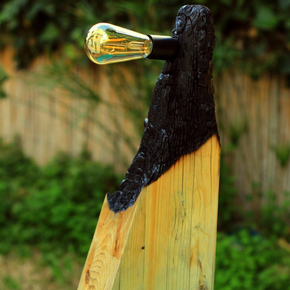 luminaire bois sculptural en bois brûlé pour un salon unique