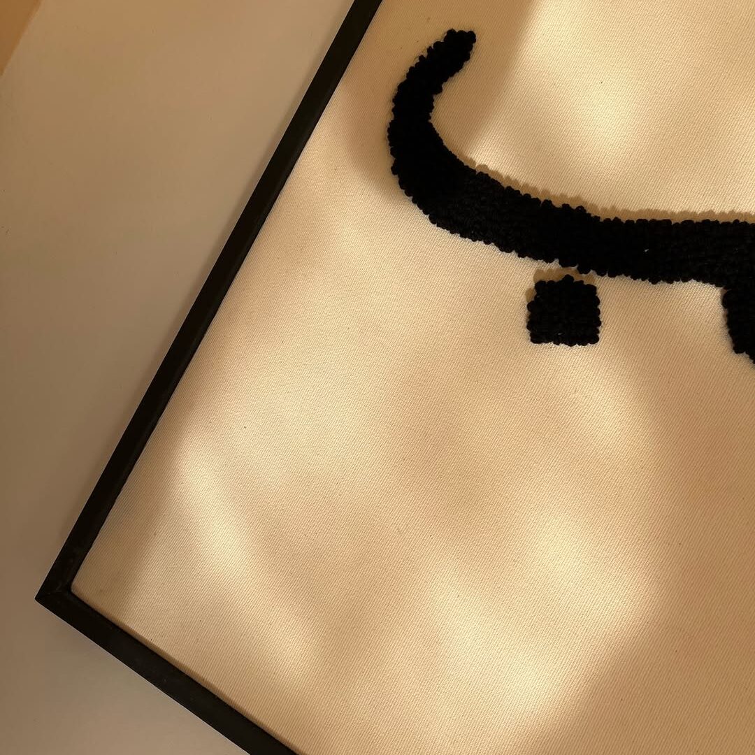 Tableau décoratif beige avec cadre noir "Hob" - Brodé à la main (60x80 cm)