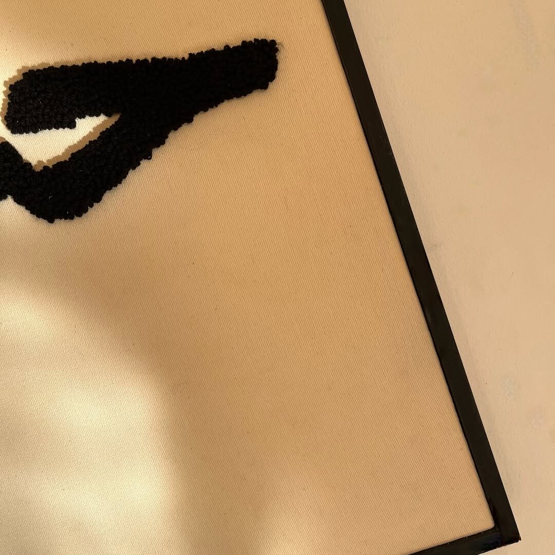 Tableau décoratif beige avec cadre noir "Hob" - Brodé à la main (60x80 cm)