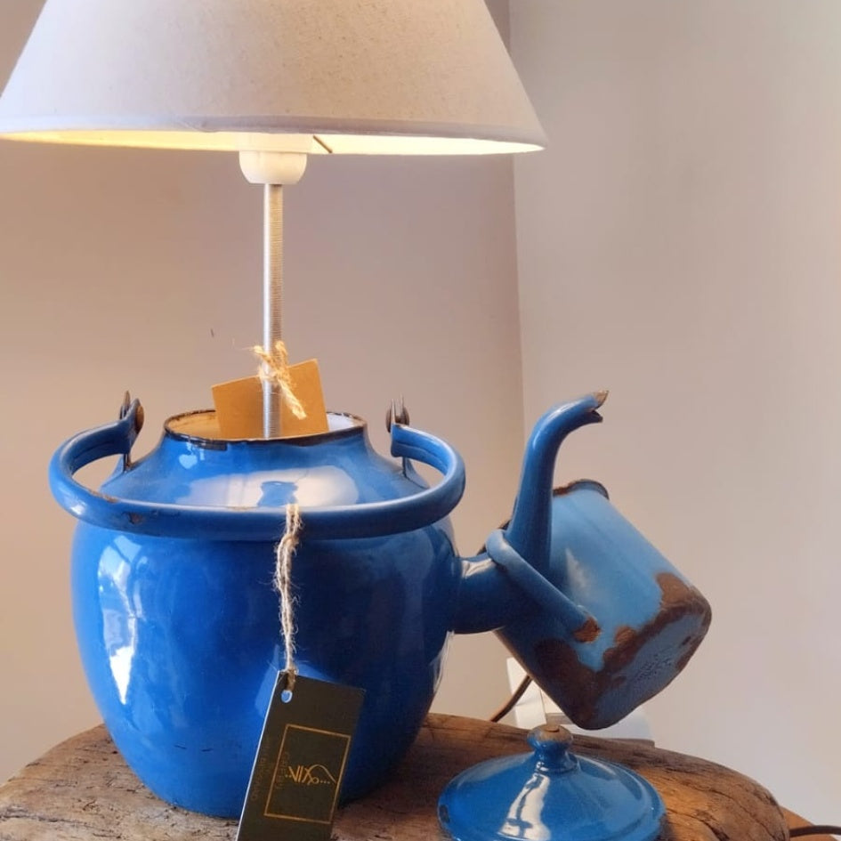 luminaire théière vintage bleue pour une ambiance unique