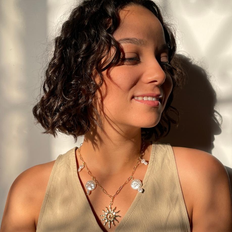 Collier artisanal soleil doré et perles en nacre blanche