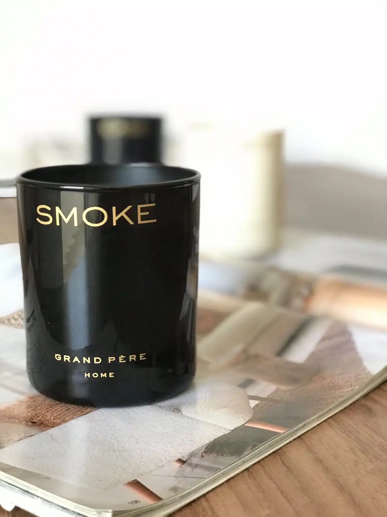 BOUGIE PARFUMEE ANTI - TABAC AU MUSC BLANC ET LA VANILLE " SMOKE "