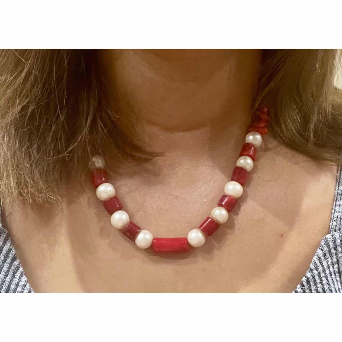 Collier perles rouge et ivoire pour un style irrésistible