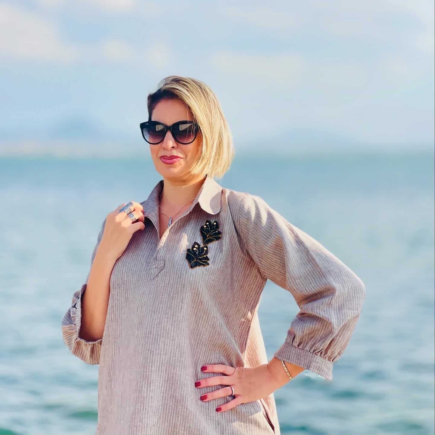 Blouza Djerbienne en lin marron avec rayures blanches brodée à la main