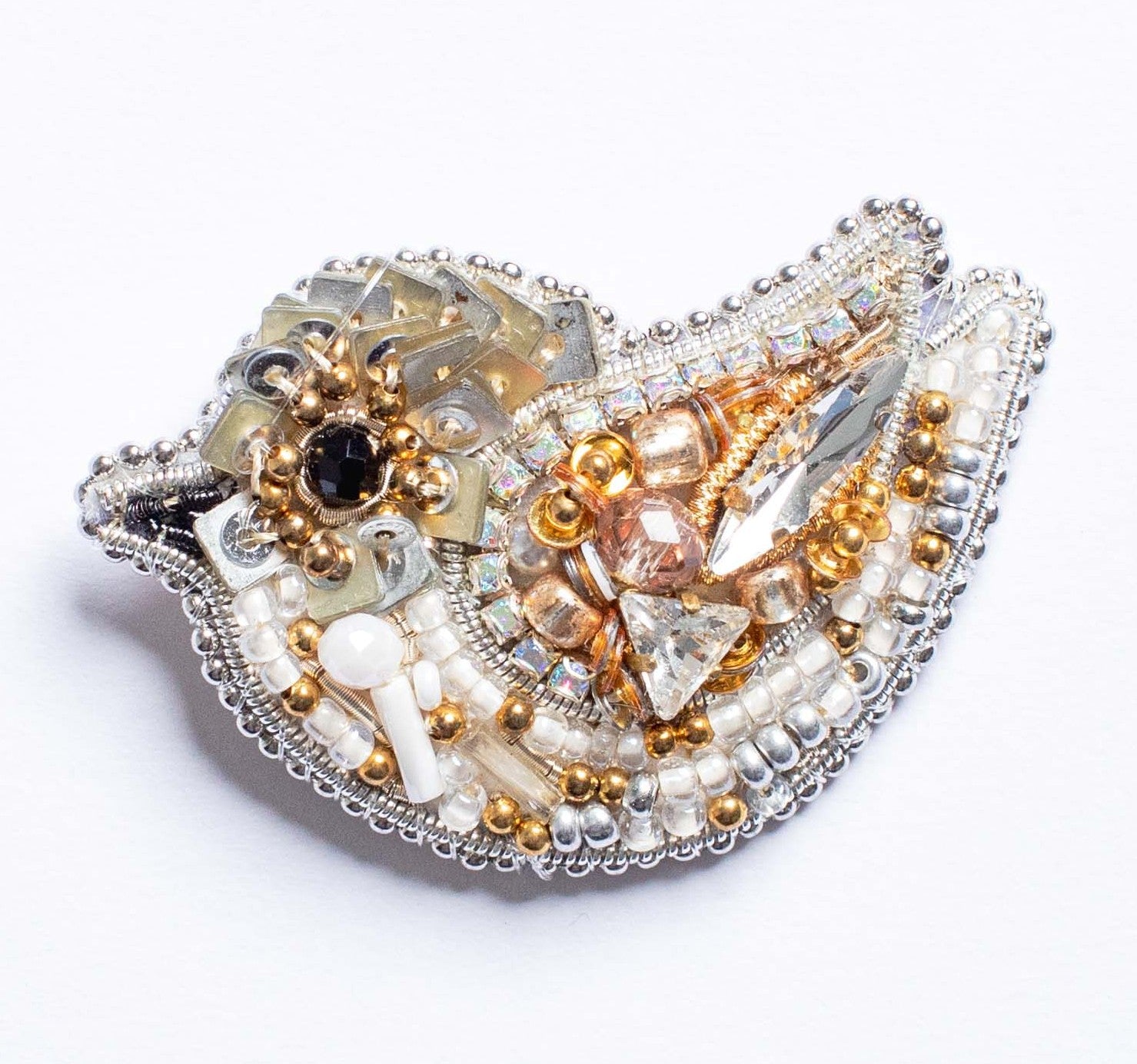 Broche oiseau brodée à la main : Élégance et charme exclusifs