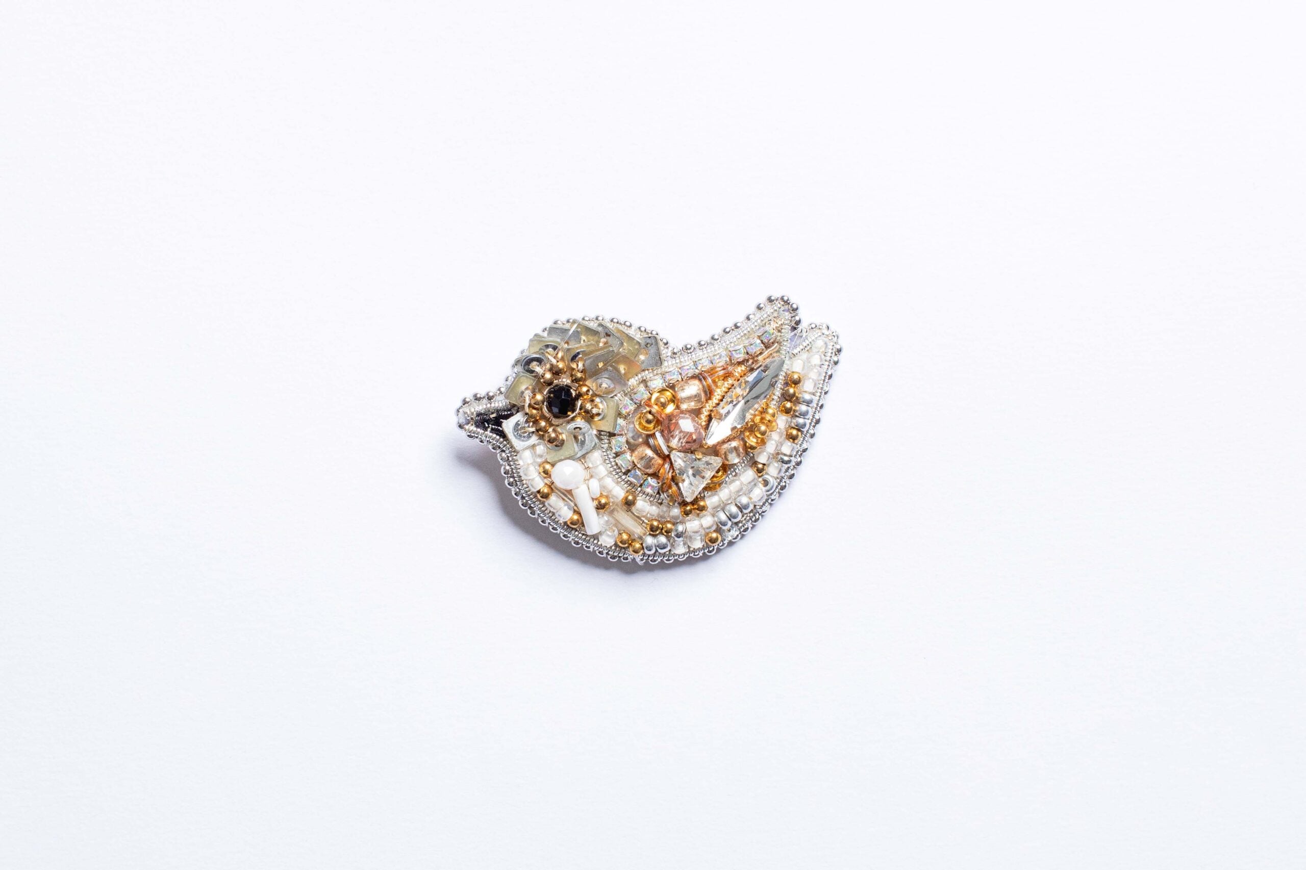 Broche oiseau brodée à la main : Élégance et charme exclusifs
