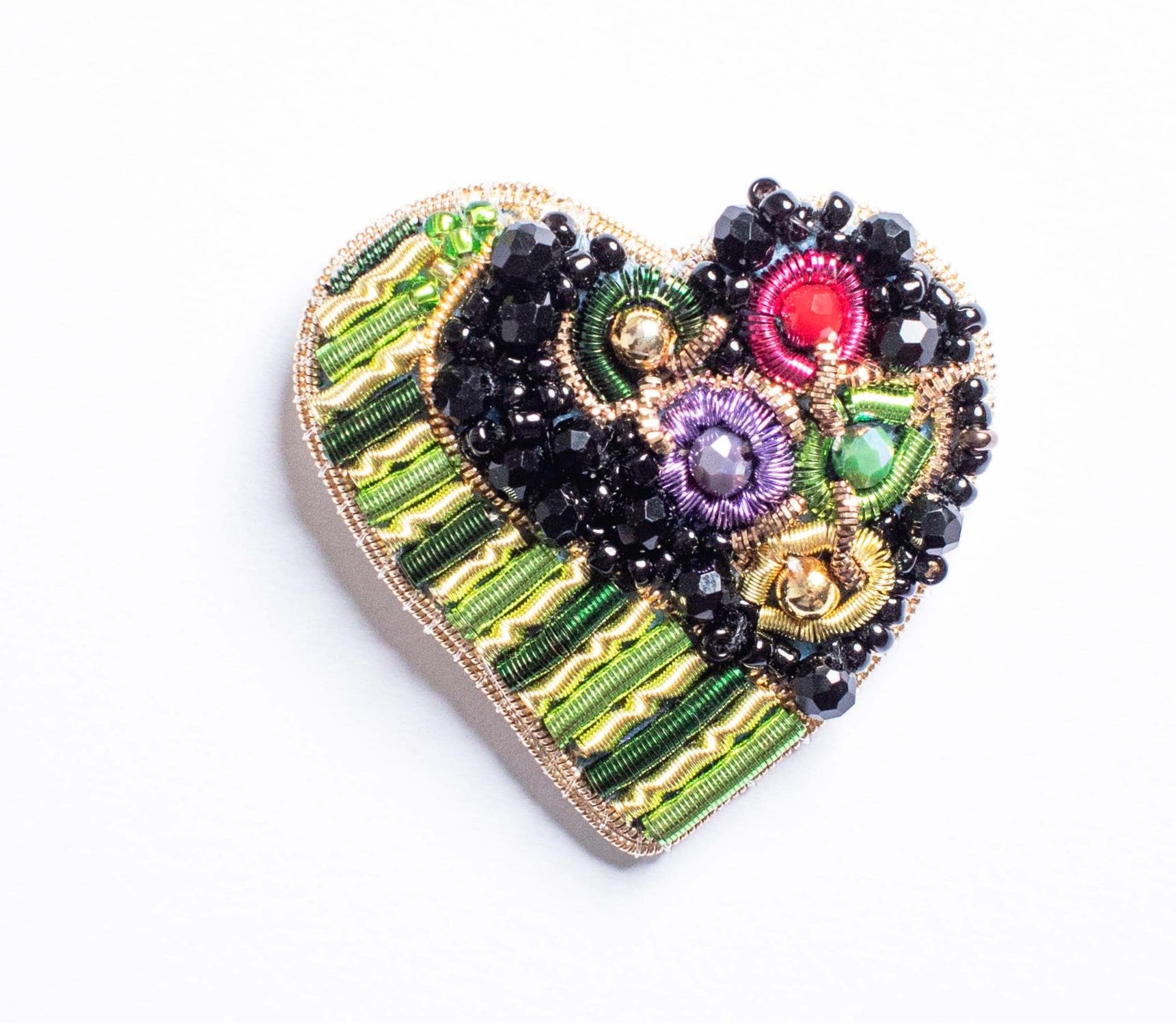 Broche cœur brodée à la main : l'élégance au quotidien