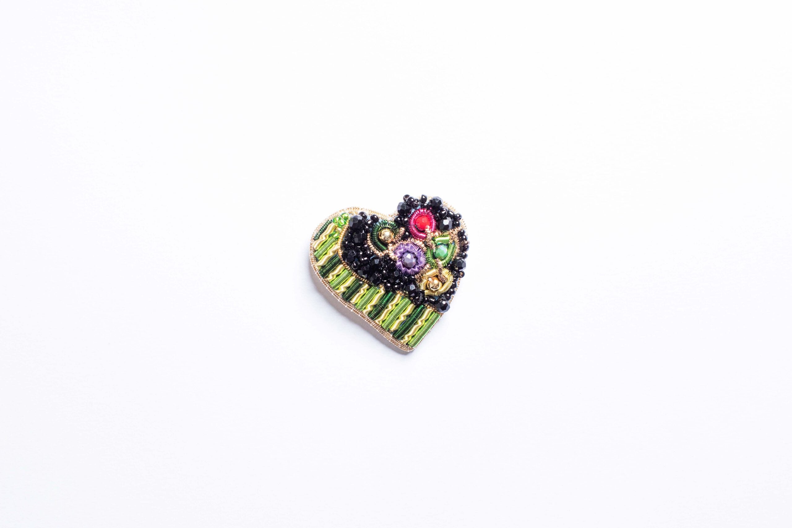 Broche cœur brodée à la main : l'élégance au quotidien