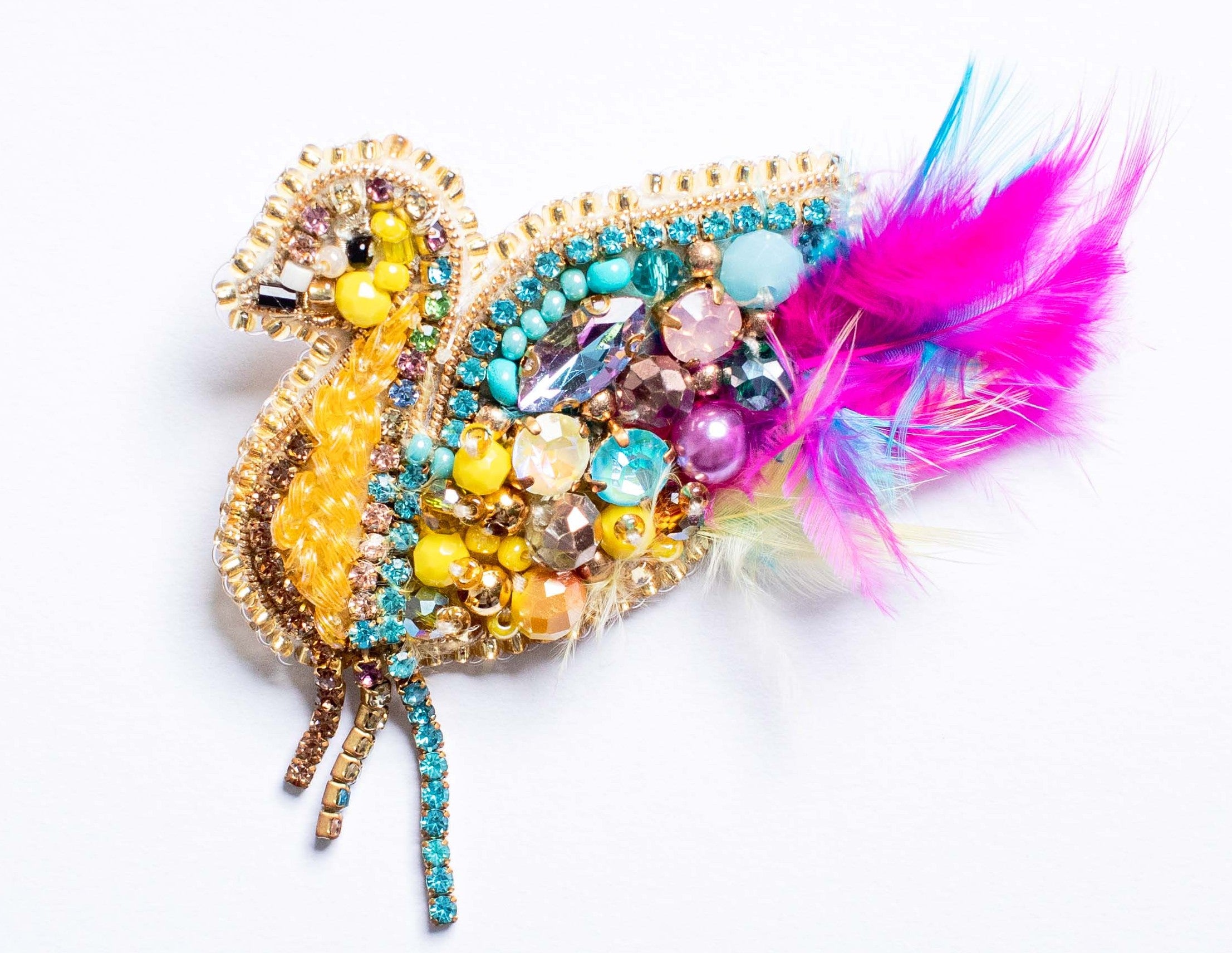 Broche oiseau brodée à la main : l'élégance colorée irrésistible