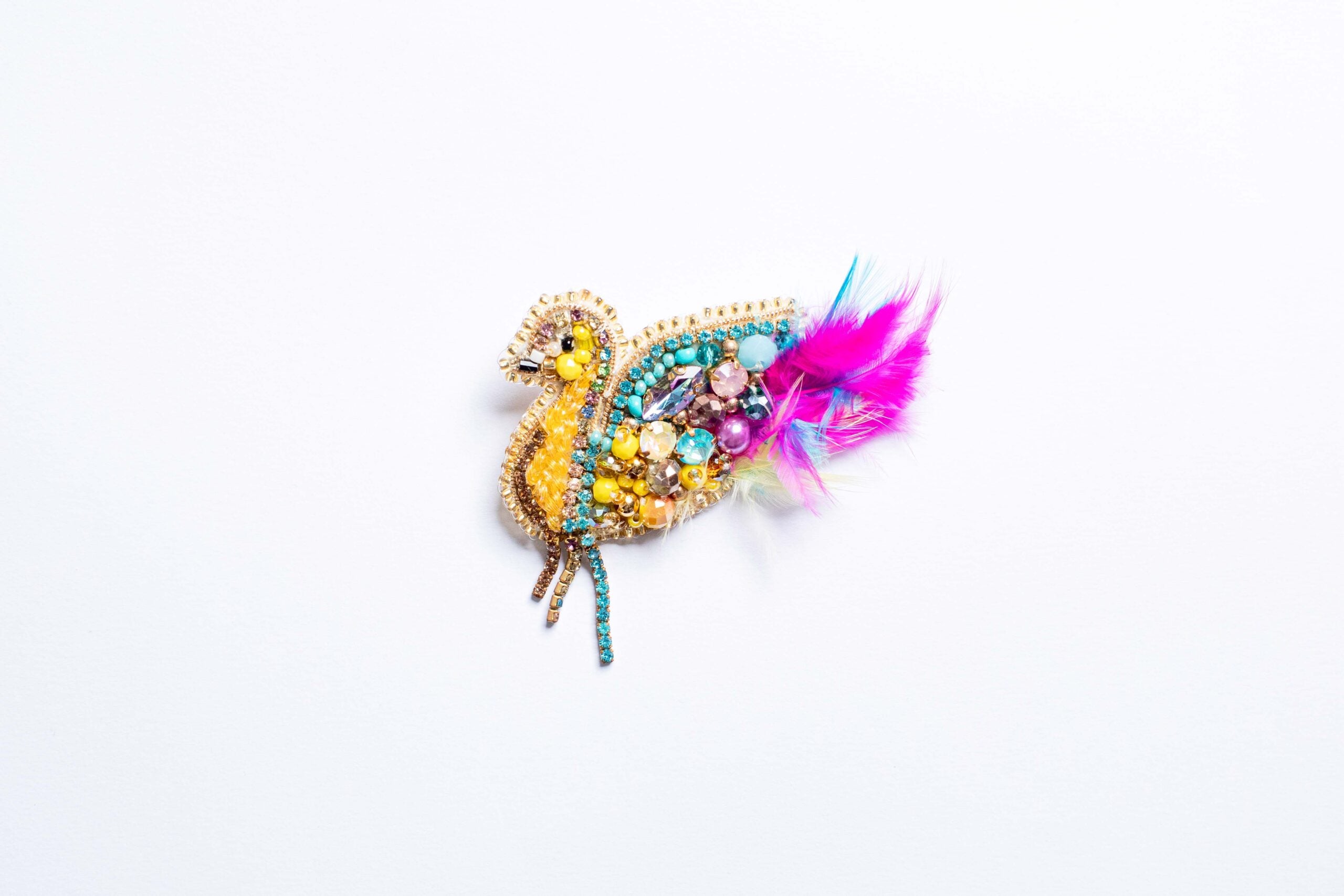 Broche oiseau brodée à la main : l'élégance colorée irrésistible