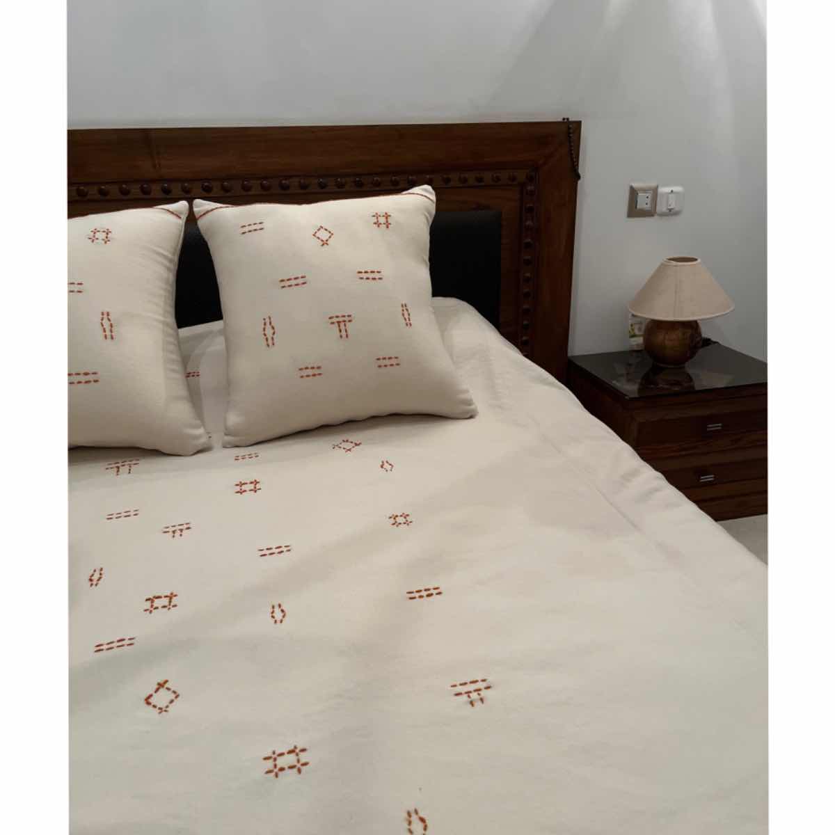 Couvre-lit 2 Places 100% Laine Brodé Main – Motifs Berbères Orange sur Écru + 2 Coussins 60x60 cm