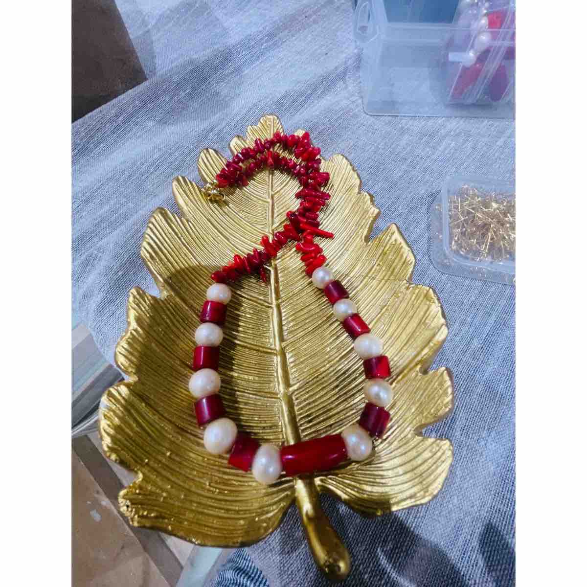 Collier perles rouge et ivoire pour un style irrésistible
