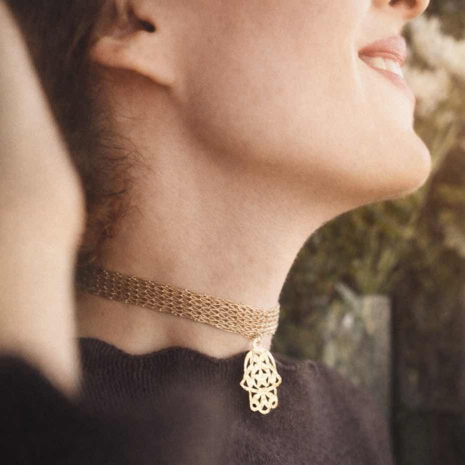 Collier khomsa inoxydable ajustable au design traditionnel unique