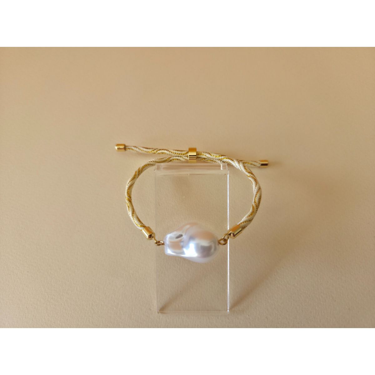 Bracelet nacrette beige doré pour un style unique et élégant