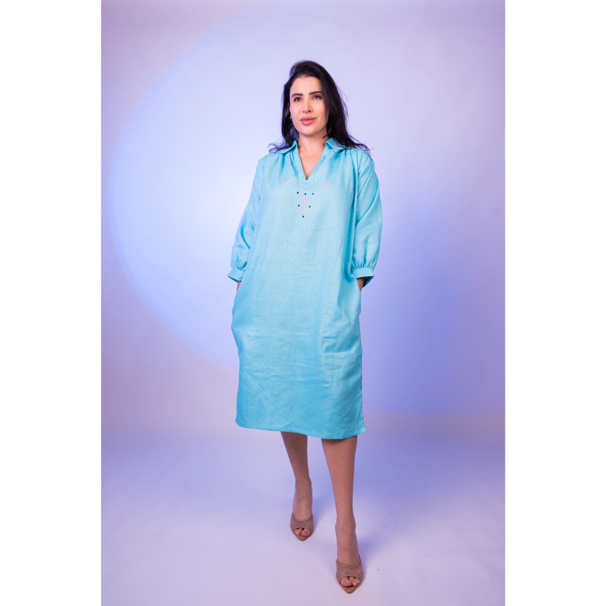 Blouse lin bleu ciel brodée en soie pour un style unique