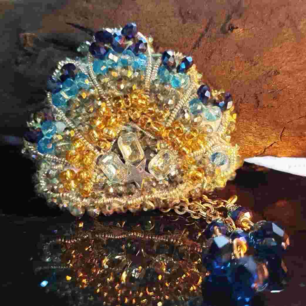 broche élégante en cannetille et cristaux pour un look unique