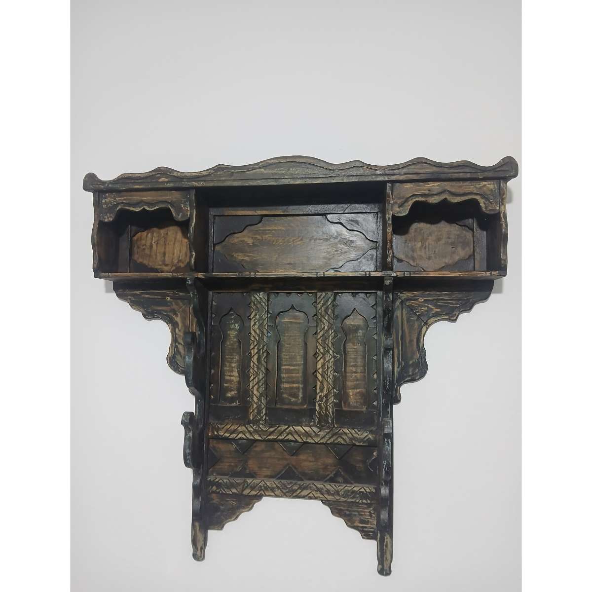 Étagère en bois arabe design unique pour un intérieur raffiné