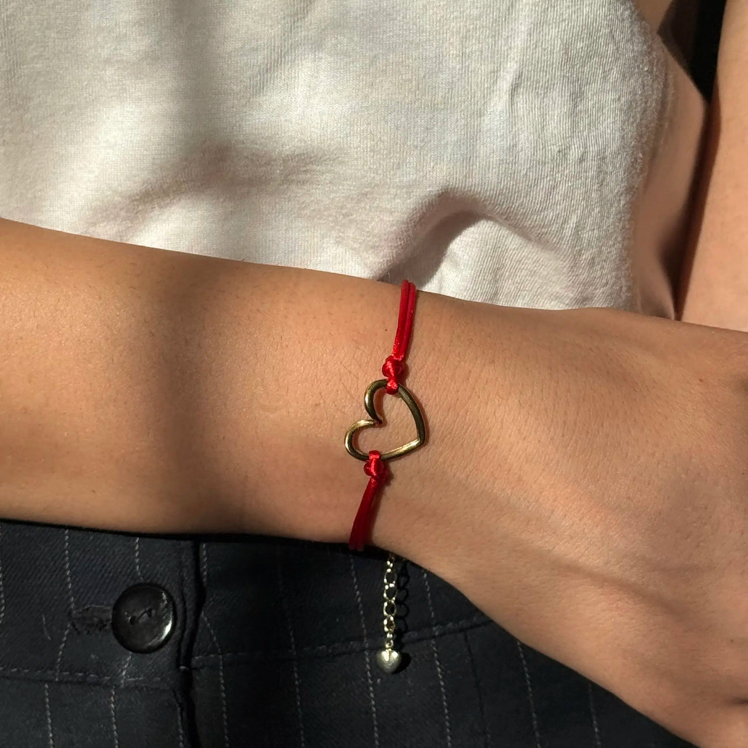 Bracelet cœur ajustable en cordon rouge pour un amour éternel