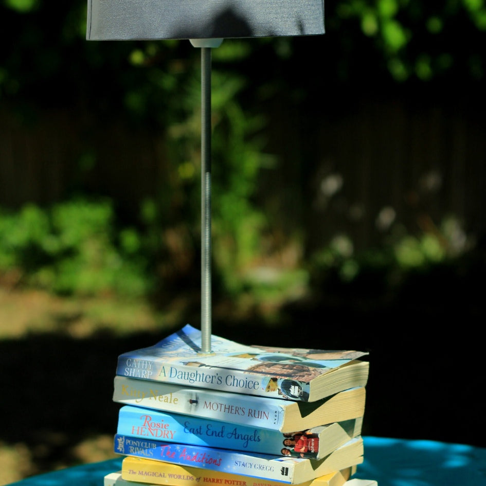 Lampe livres design unique pour un bureau élégant et chaleureux