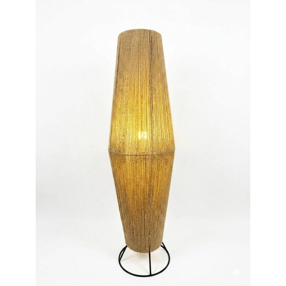 Lampadaire élégant en jute pour un intérieur raffiné