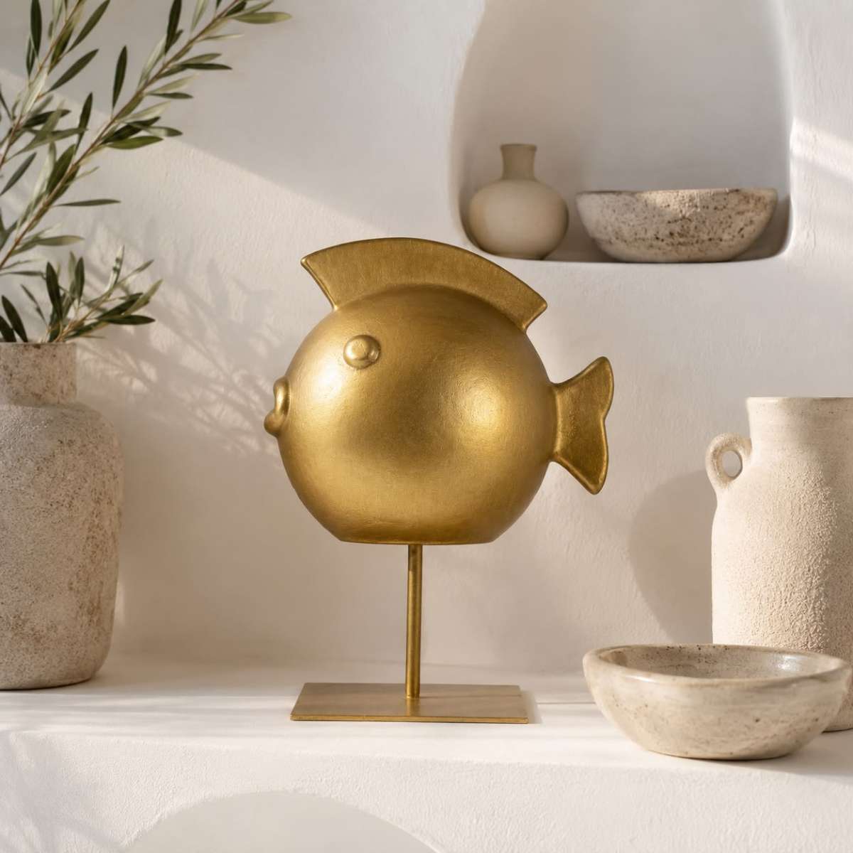 sculpture poisson doré design sur socle objet décoratif unique