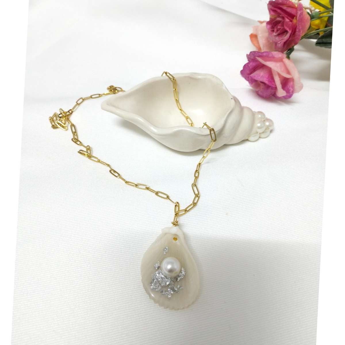 collier coquillage artisanal en résine époxy élégance dorée