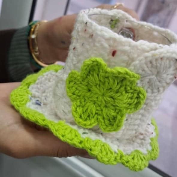 Mug cosy en crochet couleur vert pistache et blanc cassé avec sous tasse