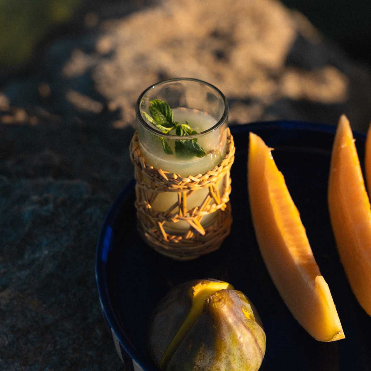 Verre avec porte-verre smar tressé